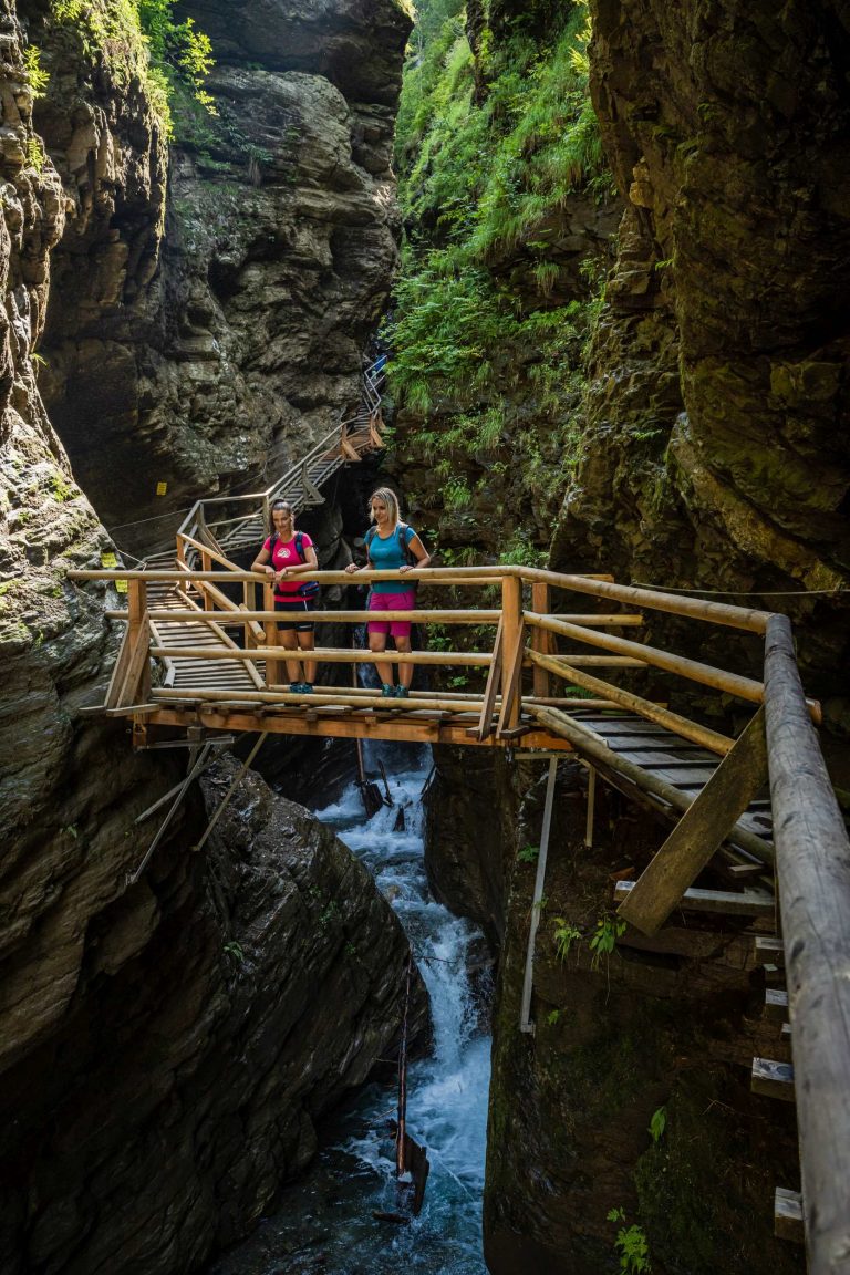 Wandern Sie entlang atemberaubender Wasserfälle in der Raggaschlucht in Flattach/Kärnten.