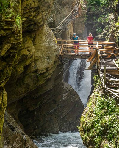 Die Raggaschlucht ist ein Erlebnis für die ganze Familie. Über kunstvoll angelegte Steganlagen wandern Sie am Wasserfall entlang.